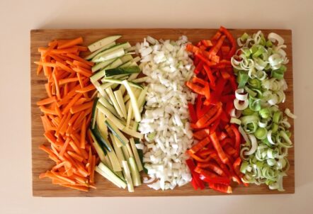 キャベツ、にんじん、玉ねぎなど様々な種類のカット野菜一覧