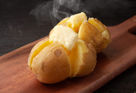 蒸したじゃがいもとバター