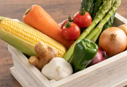 箱に詰められたミニトマトをまとめて仕入れている様子