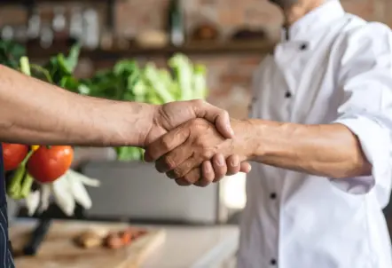 セントラルキッチンなしで多店舗展開する飲食店