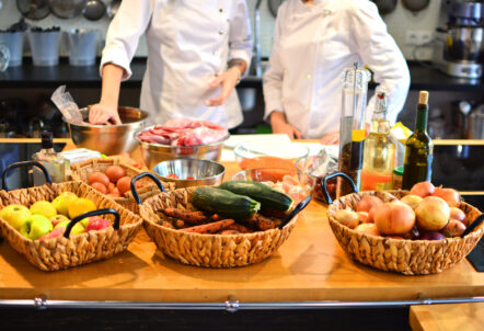 各店舗で新鮮な食材を使って調理する様子