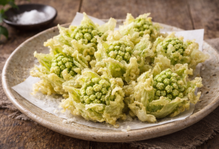 揚げたてでサクサクのふきのとうの天ぷら