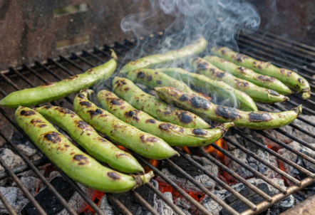 栄養と旨味を閉じ込める「焼きそら豆」の調理風景