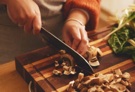 健康効果が期待できるきのこの調理風景