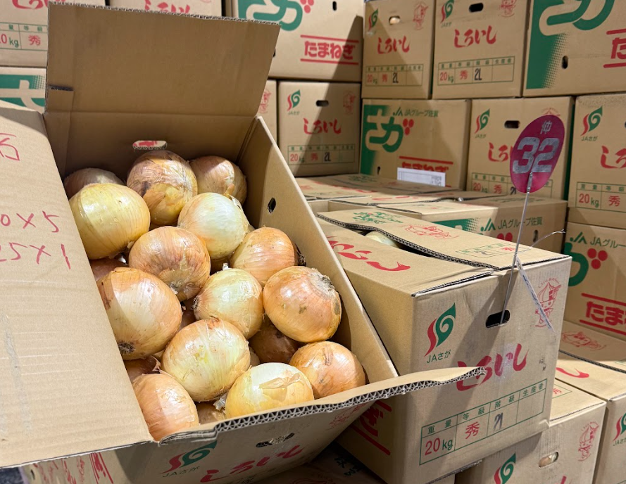 段ボール箱に入った業務用の玉ねぎ