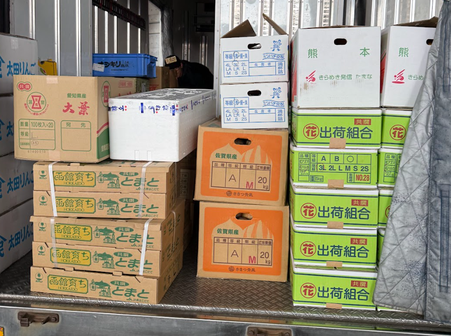 車に積まれる仕入れた野菜